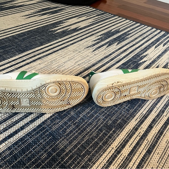 Veja V-10 Sneaker - Picture 4 of 4